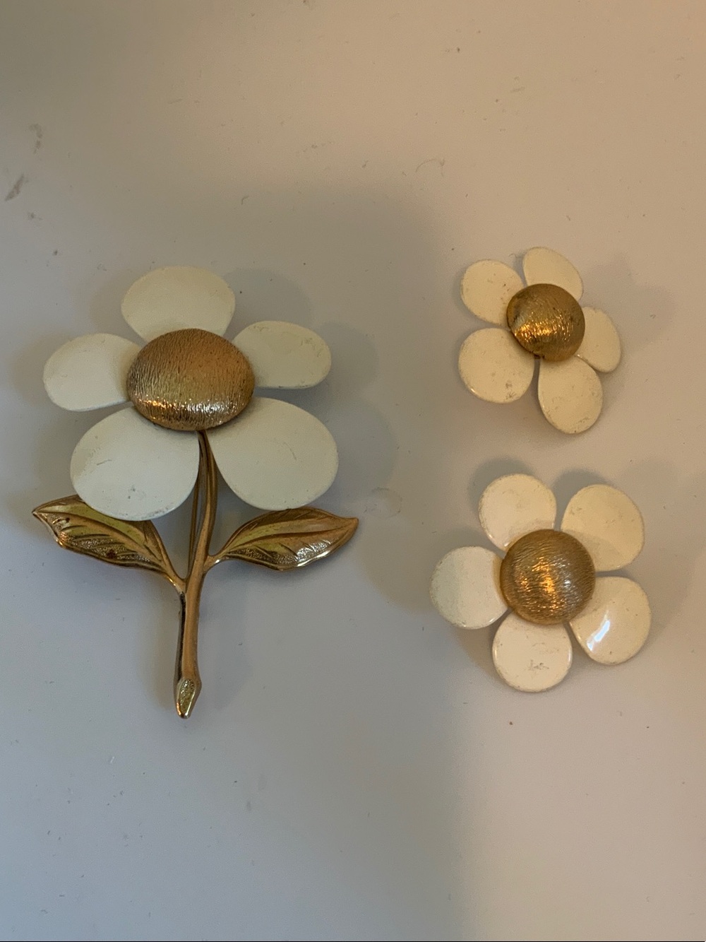 Sarah Coventry White and Gold Flower Brooch and Clip Set